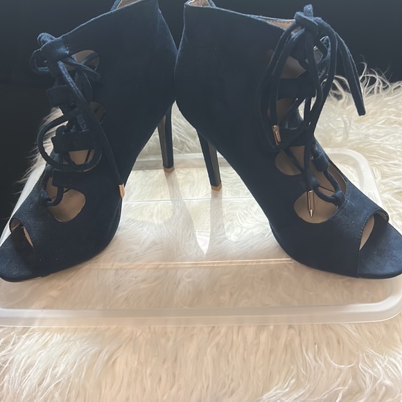 Navy blue three and heels never worn - Picture 2 of 5